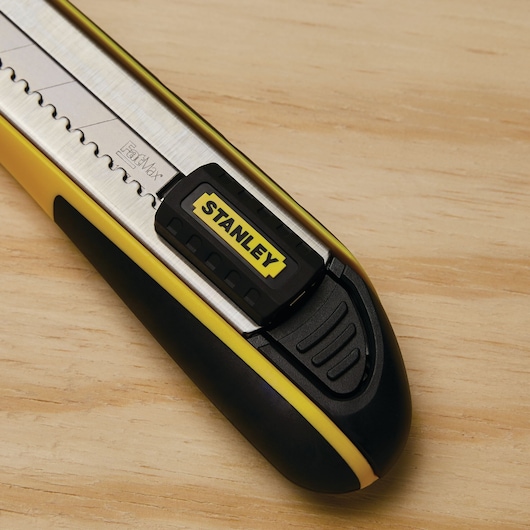 Closeup feature of 25 Millimeter Fatmax snap off knife.