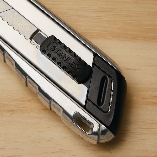 Close up feature of 25 Millimeter Fatmax snap off knife.