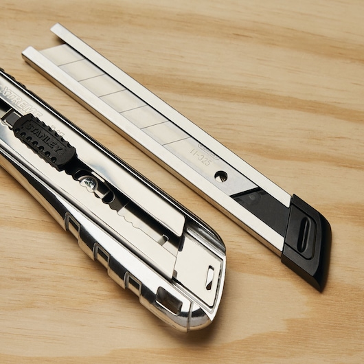 Stainless steel 4 blade cartridge feature of 25 Millimeter Fatmax snap off knife.