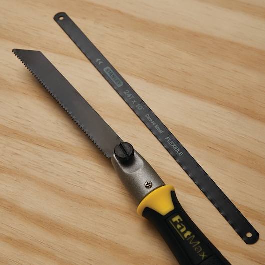Standard reciprocate and hacksaw blade compatibility feature in 6 inch fatmax multi saw.