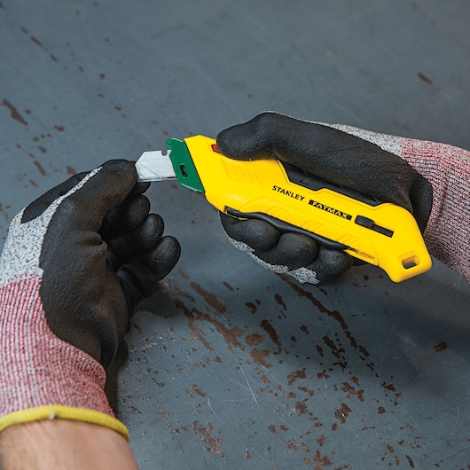 Fatmax right handed box top safety knife being set up for use.