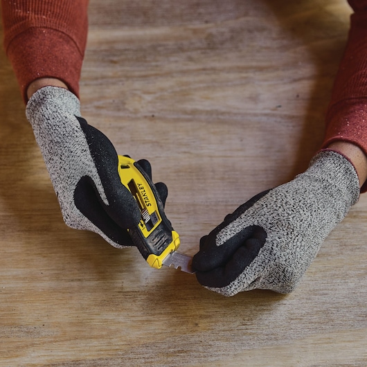 CONTROL GRIP RETRACTABLE UTILITY KNIFE blade being changed.